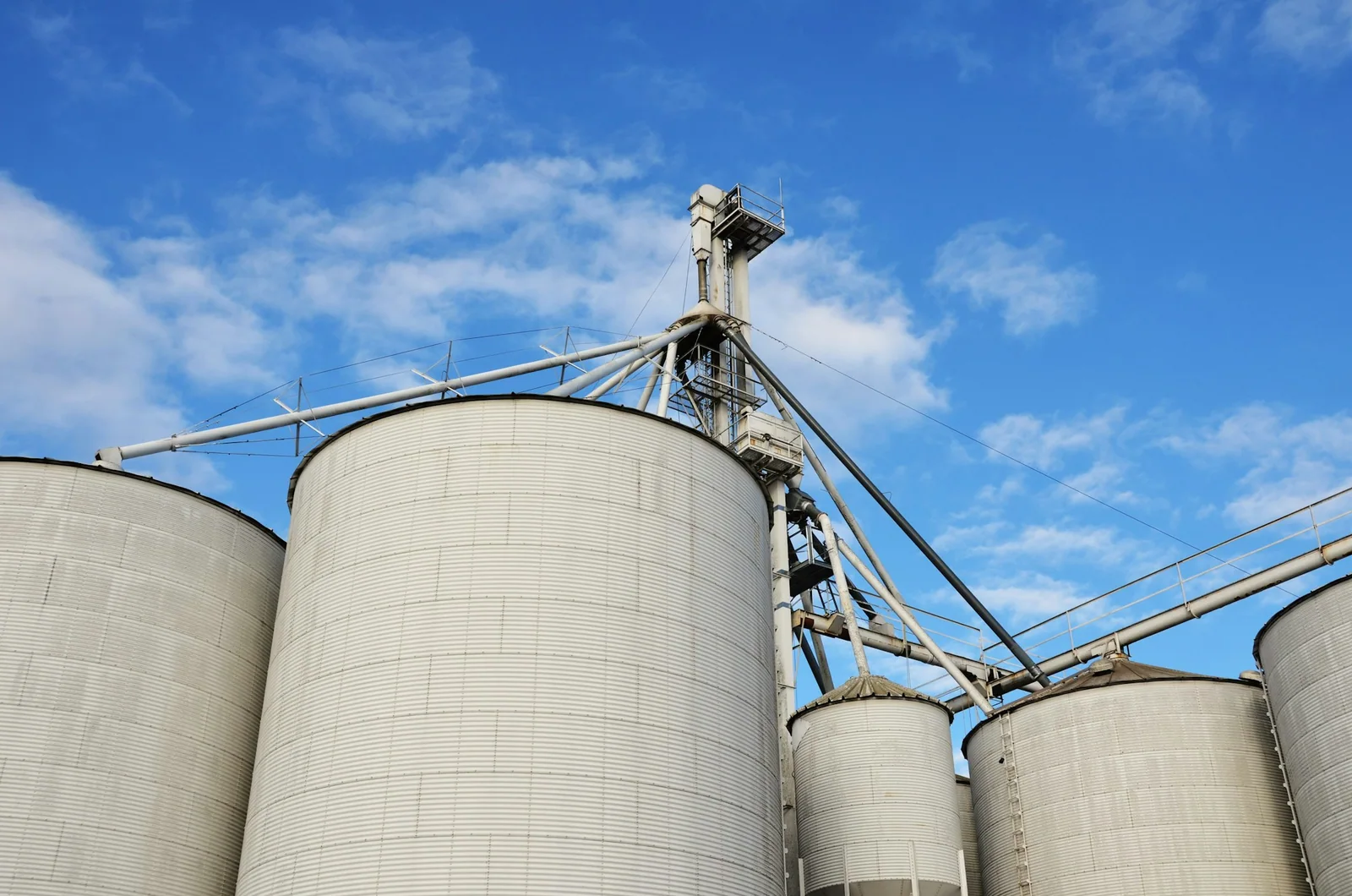 Österreichischer Agrarbetrieb mit Silo und Lagergebäuden